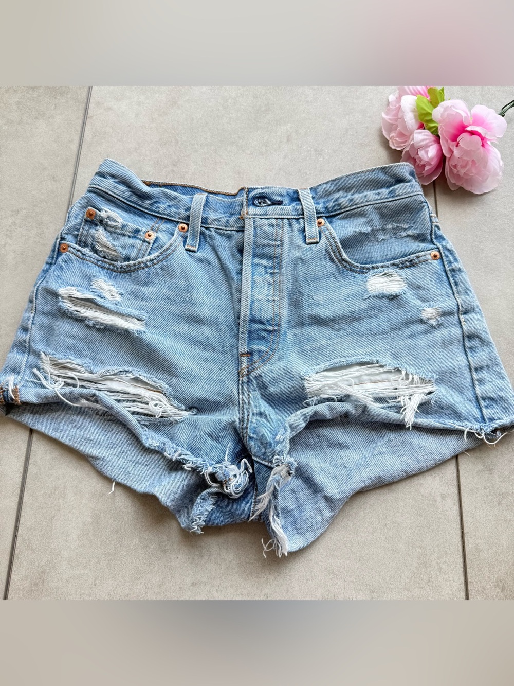Levi’s 501 jeans shorts SZ 27 blue mid wash button fly distressed high Rise